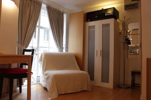 Family Studio, Multiple Beds, Non Smoking, Kitchen | Living area