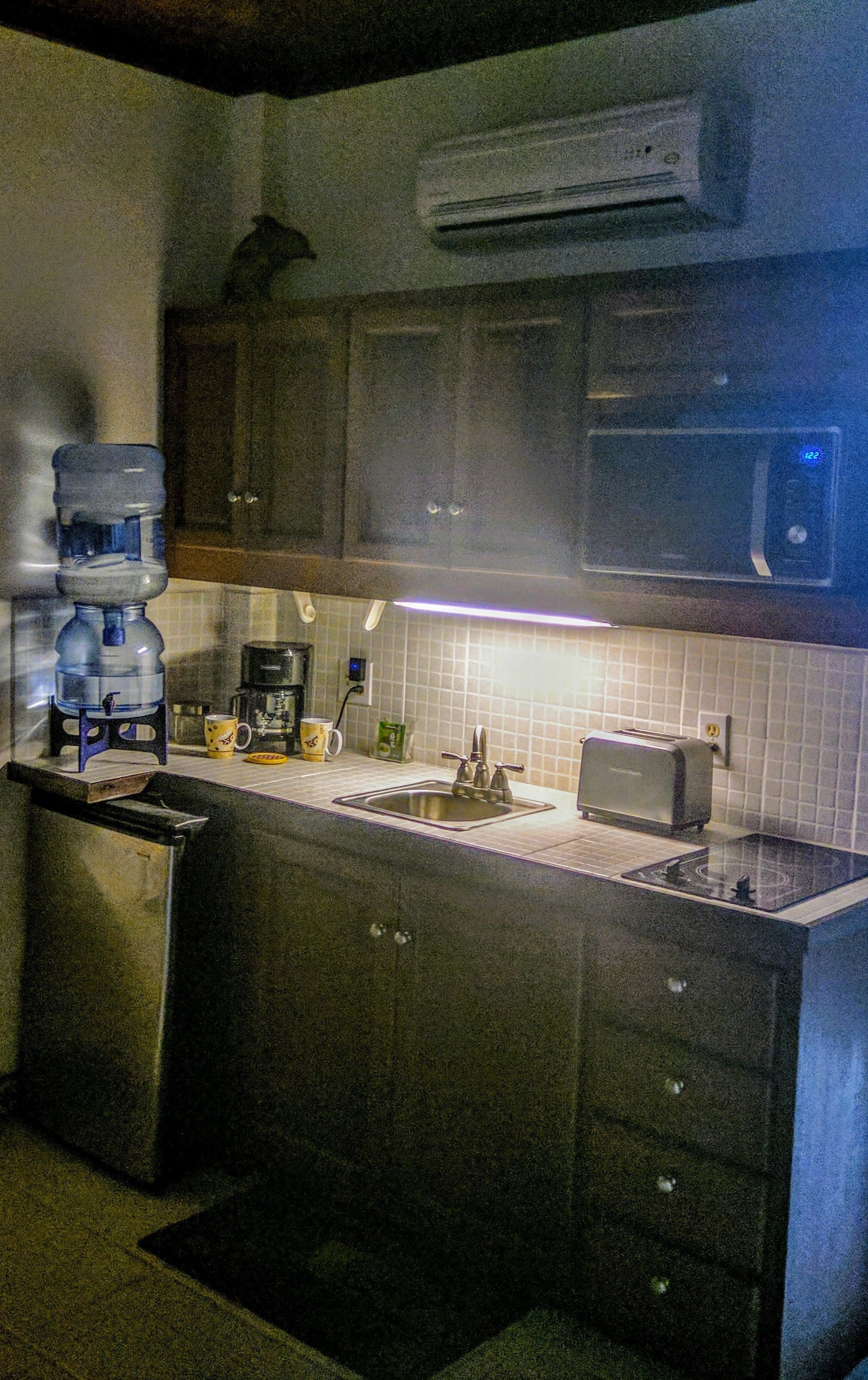 classic room, 1 queen bed, non smoking | private kitchenette | microwave, stovetop, coffee/tea maker, cookware/dishes/utensils