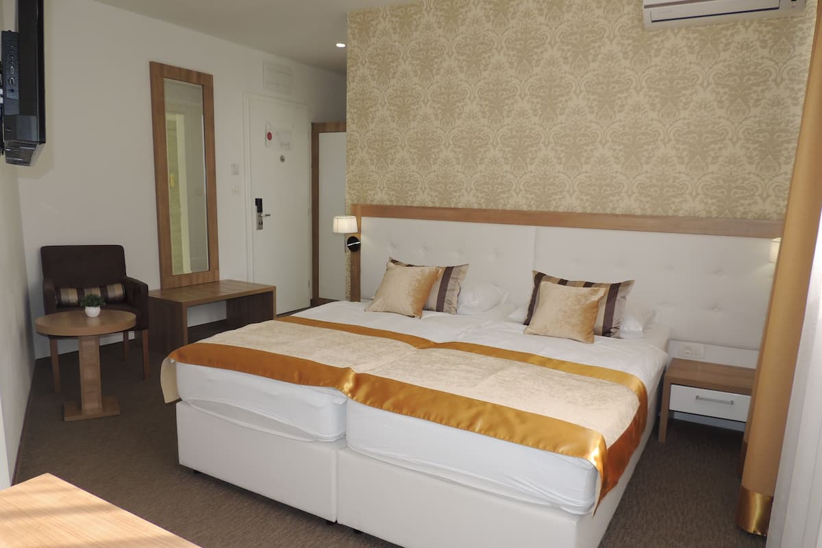 Kamar Double Standar, 1 Tempat Tidur King | Minibar, brankas, meja kerja, dan tirai kedap cahaya