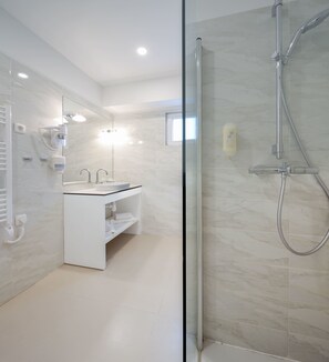 Shower, rainfall showerhead, hair dryer, towels - Hotel Corner (Split)