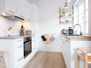 Kühlschrank, Ofen, Geschirrspüler, Wasserkocher mit Kaffee-/Teezubehör