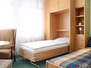 2 Schlafzimmer, Reisekinderbett