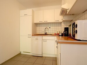 Kühlschrank, Mikrowelle, Ofen, Geschirrspüler