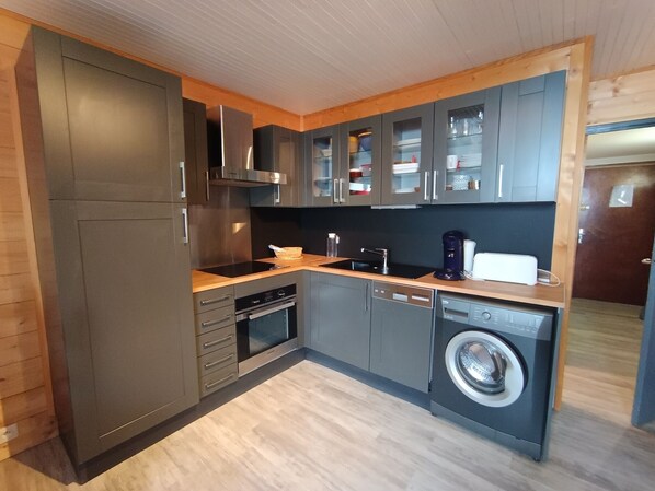 Fridge, microwave, dishwasher, coffee/tea maker