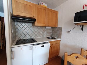 ثلاجة، ميكروويف، غسالة أطباق، محمصة خبز