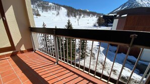 A balcony with a view of a snowy mountain landscape. - Ski-in studio with private parking and pets allowed (Montgenèvre)