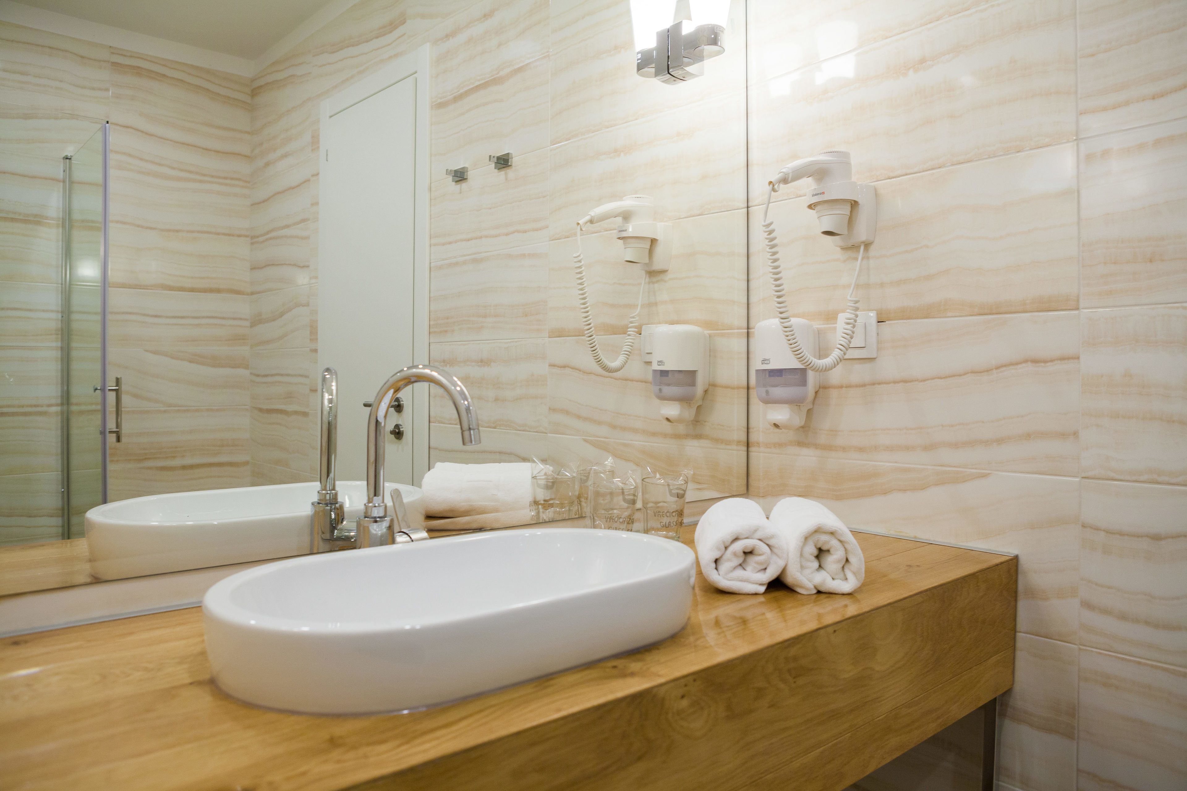 rainfall showerhead, free toiletries, hair dryer, towels