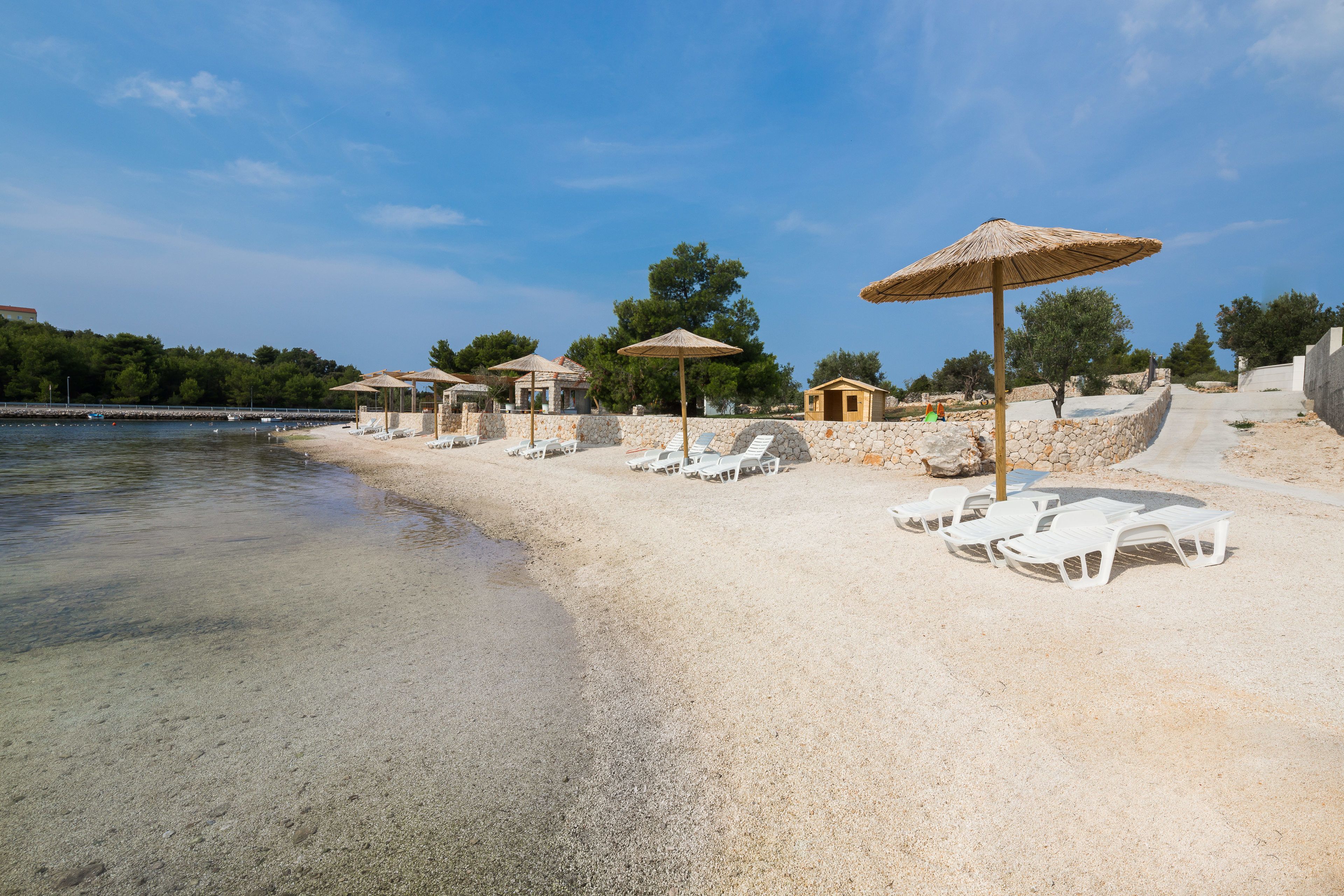 Privatstrand, Liegestühle, Sonnenschirme, Strandtücher