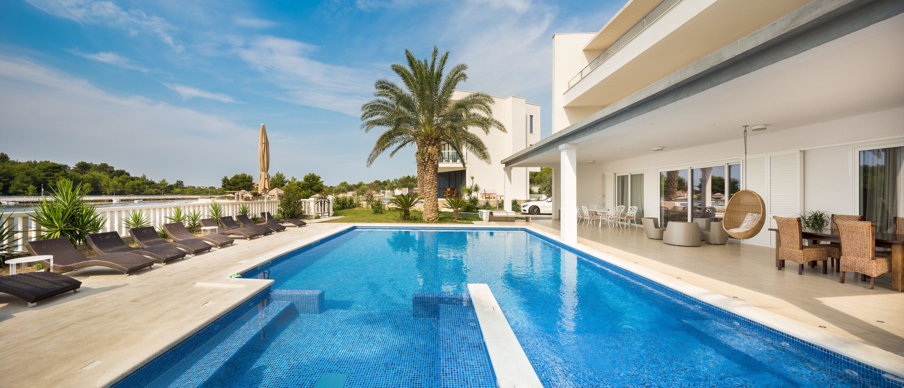 3 outdoor pools, open 9:00 am to 8:00 pm, free pool cabanas