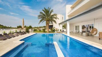 3 outdoor pools, open 9:00 AM to 8:00 PM, free pool cabanas