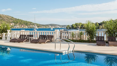 Poolside bar. Hotel Perla