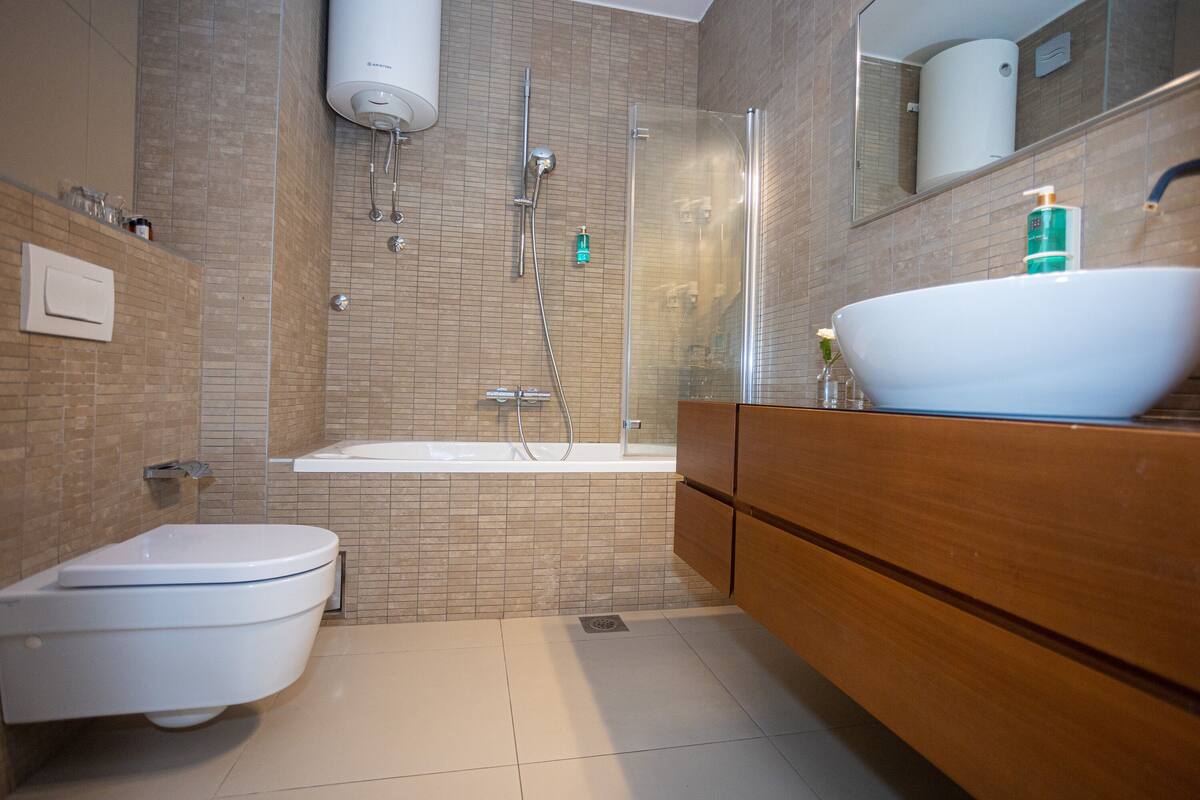 comfort apartment | bathroom | rainfall showerhead, free toiletries, hair dryer, towels