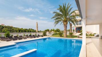 3 buitenzwembaden, gratis zwembadcabana's en parasols bij het zwembad