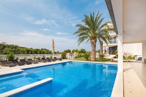3 piscinas al aire libre, camas de piscina gratis, sombrillas