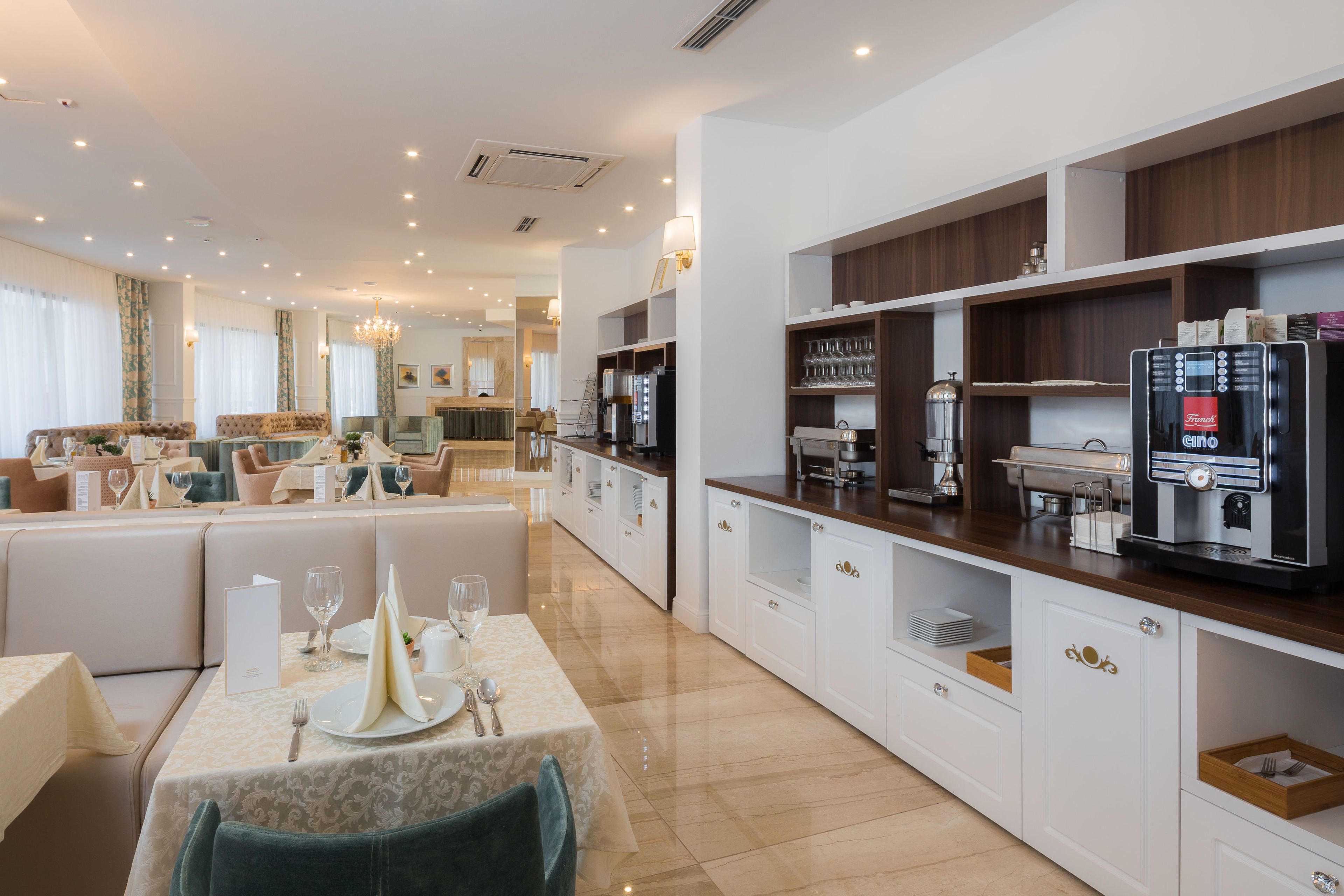 Una habitación de hotel moderna con comedor, cocina y sala de estar.