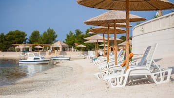 Spiaggia privata, lettini da mare, ombrelloni, teli da spiaggia