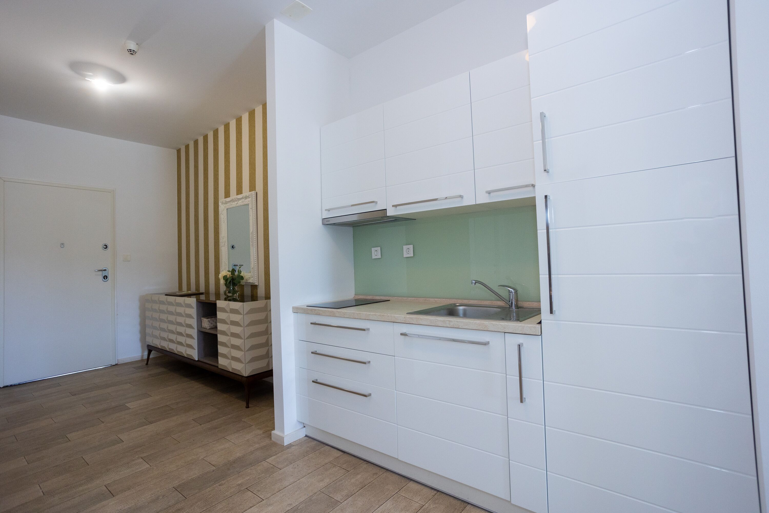 fridge, microwave, stovetop, cookware/dishes/utensils