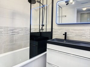 Bathroom - Renovated studio for 2 pers, balcony, pets allowed, 80m from slopes! (La Toussuire)