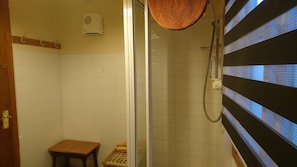 Basic Double Room | Bathroom | Shower, rainfall showerhead, hair dryer, towels