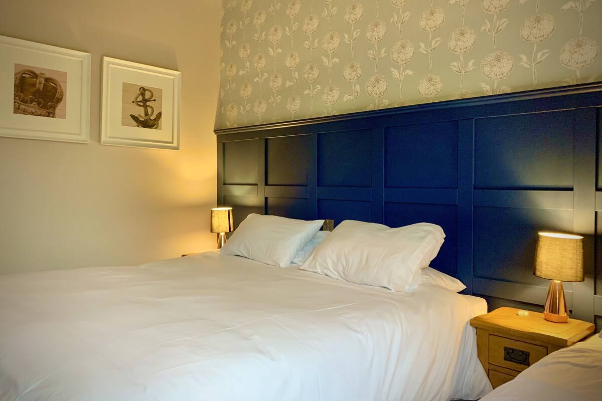 Family Room | Desk, blackout drapes, iron/ironing board, free WiFi