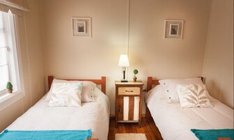 Cortinas blackout, tabla de planchar con plancha y wifi gratis 