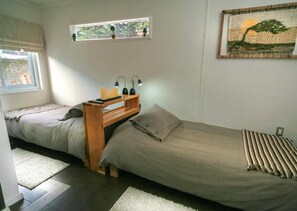 标准双床房, 2 张单人床, 私人浴室 | 遮光窗帘、熨斗/熨板、免费 WiFi、床单