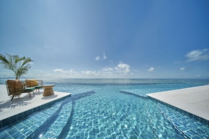 Útilaug, opið kl. 06:00 til kl. 20:00, sólstólar