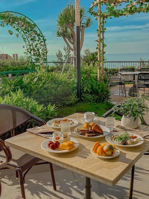 2 restaurantes; se sirve desayuno, almuerzo y cena
