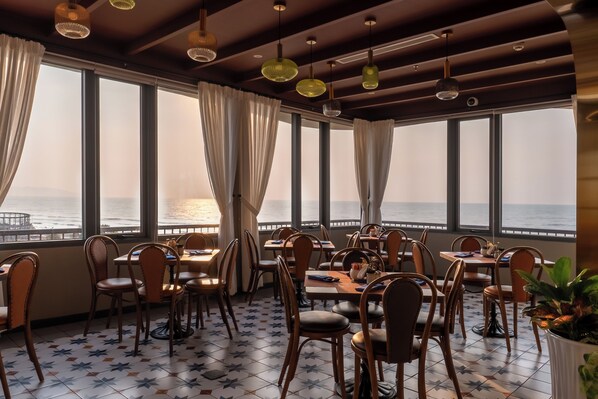 2 restaurants; breakfast, lunch, and dinner served