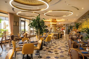 2 restaurantes, café da manhã, local e internacional