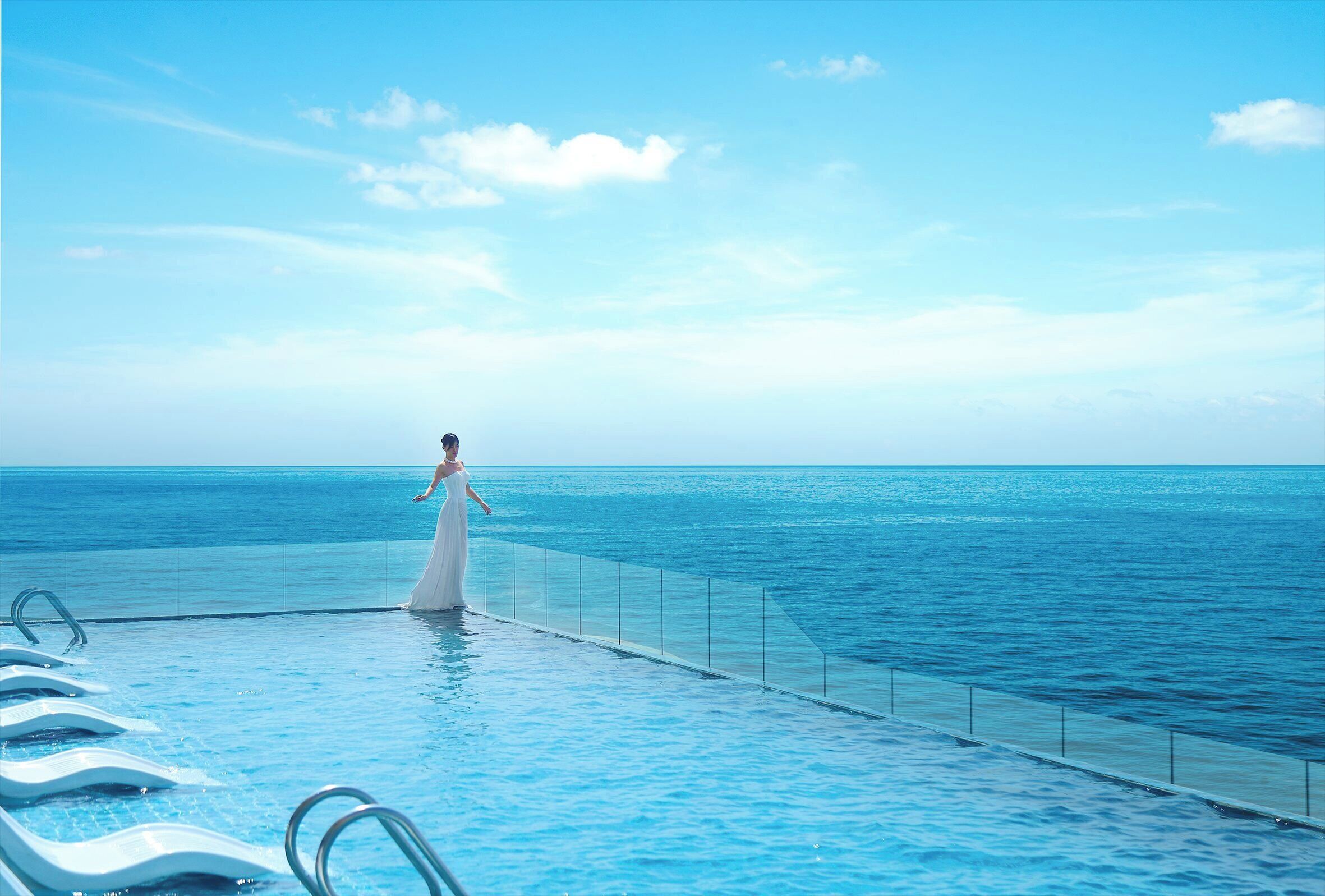 Utendørsbasseng, solsenger og badevakt