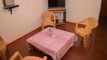Habitació estàndard | Sala d'estar | Televisor de pantalla plana