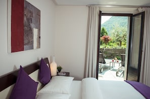 Cortinas blackout, tabla de planchar con plancha y cunas gratuitas