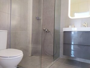 Kamar Quadruple Standar | Shower kamar mandi