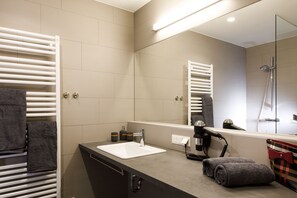 Superior-Apartment, 1 King-Bett (inklusive 60 EUR Reinigungsgebühr) | Badezimmer