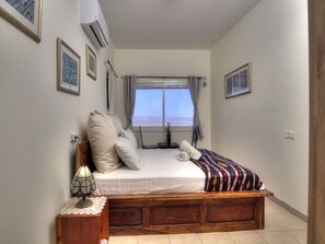 Appartement, plusieurs lits, non-fumeurs | 1 chambre, décoration personnalisée, ameublement personnalisé, bureau