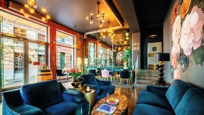 Ein modernes Interieur mit blauen Sofas, einem Couchtisch und einem Wandgemälde.