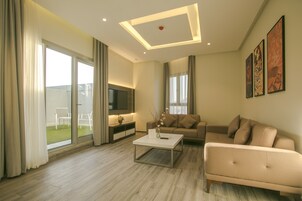 Superior Studio Suite (jacuzzi) | Living room | LCD TV