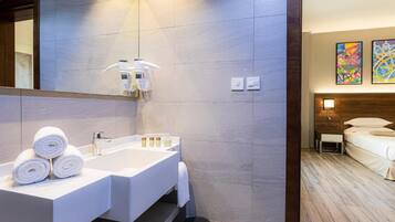 Superior Studio Suite (jacuzzi) | Bathroom