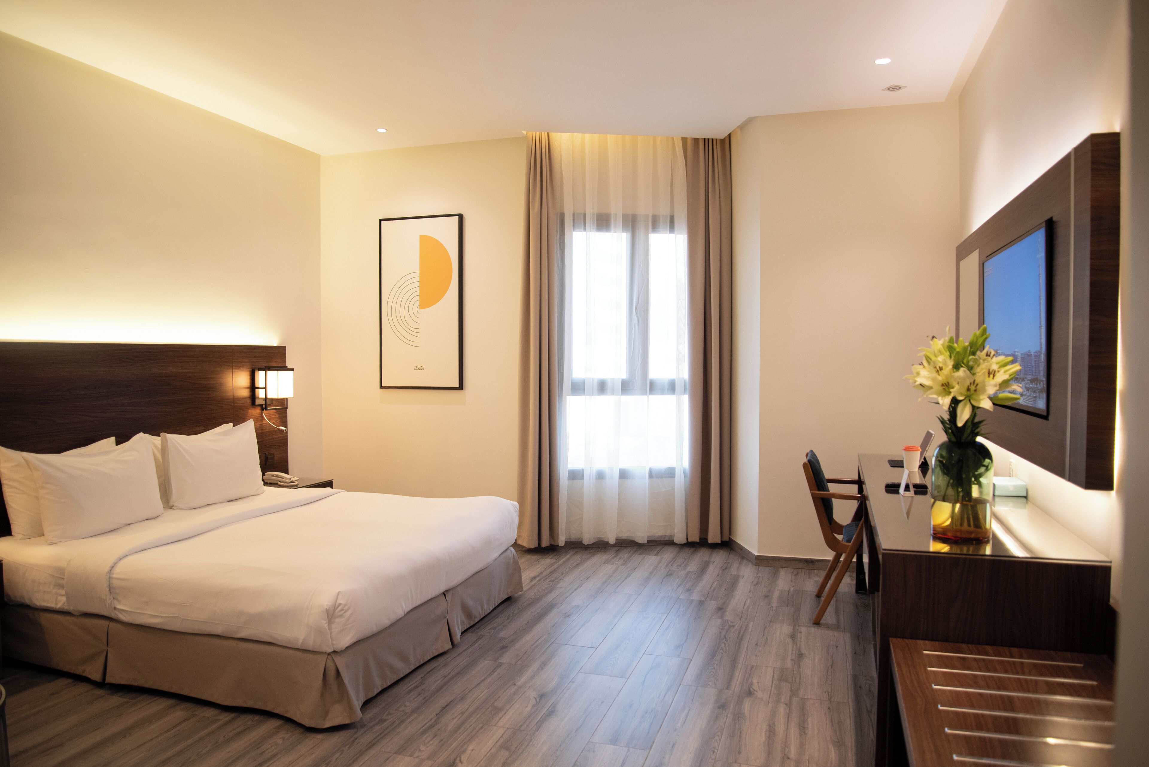 ベーシック ルーム キングベッド 1 台 | セーフティボックス (室内)、デスク、遮光カーテン、防音設備