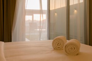 In-room safe, desk, blackout drapes, soundproofing - Hafawah Suites (Madinah)
