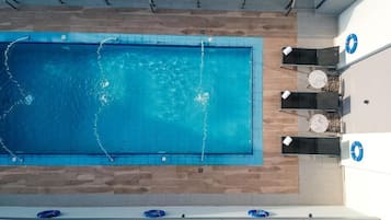 Piscine extérieure, chaises longues