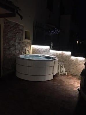 Douche, sèche-cheveux, chaussons, bidet
