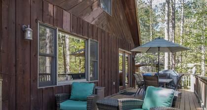 Cozy cabin in the center of Crystal Mountain Resort.