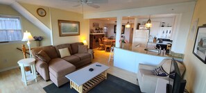 TV, DVD-spiller, bøker og musikkbibliotek