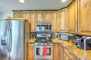 Refrigerador, microondas, placa de cocina, lavavajillas