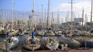 Un port de plaisance où de nombreux voiliers sont amarrés au quai.