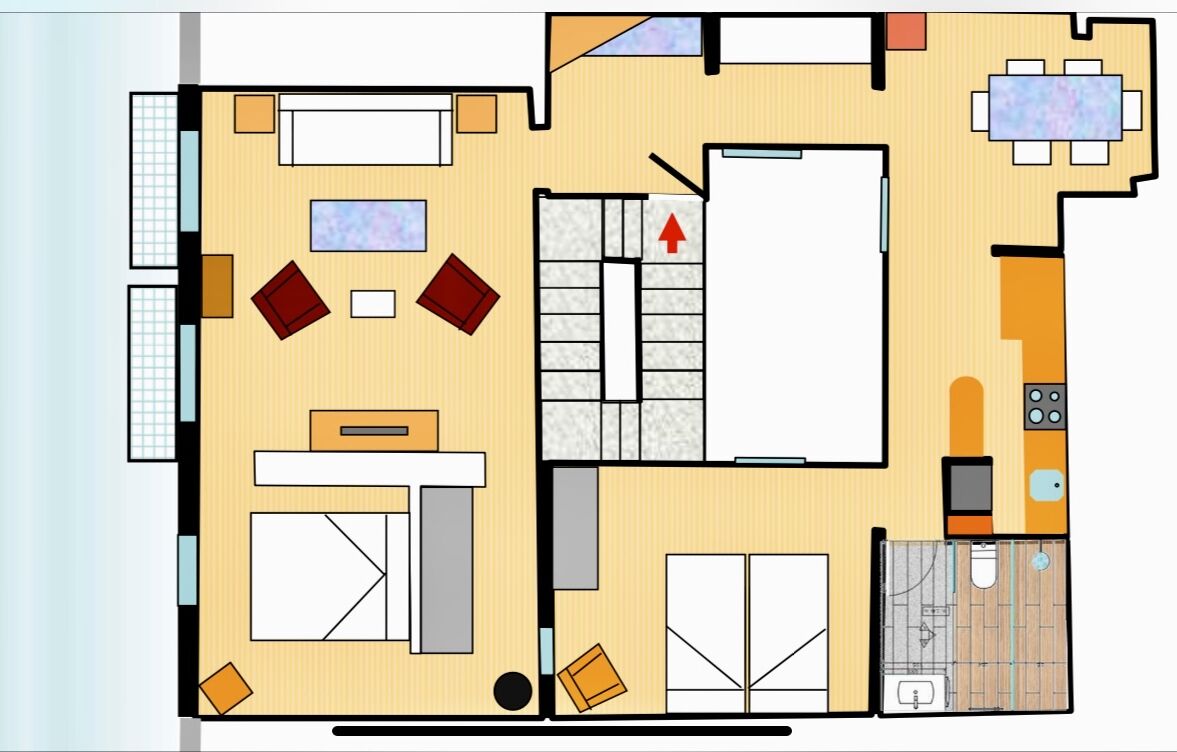 Ein Hotelzimmer mit Bett, Schreibtisch, Stuhl, kleinem Tisch und einem Badezimmer.