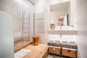 Douche, sèche-cheveux, serviettes fournies, savon