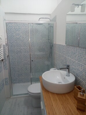 Ducha, secador de pelo, toallas, jabón